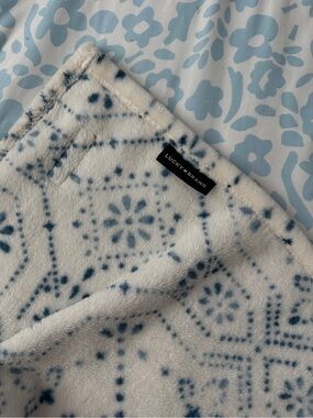 Lucky Brand White and Light Blue Patterned Sherpa Throw
